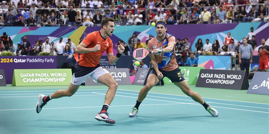 Giocatori di padel in azione durante il campionato.