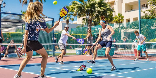 Giocatori principianti in azione mentre giocano a padel.