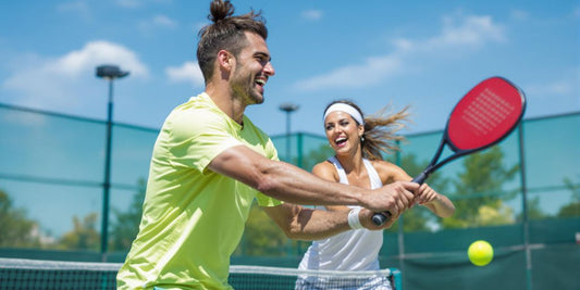 Coppia che gioca a padel in sintonia sul campo.