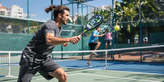 Giocatori di padel in allenamento sul campo.